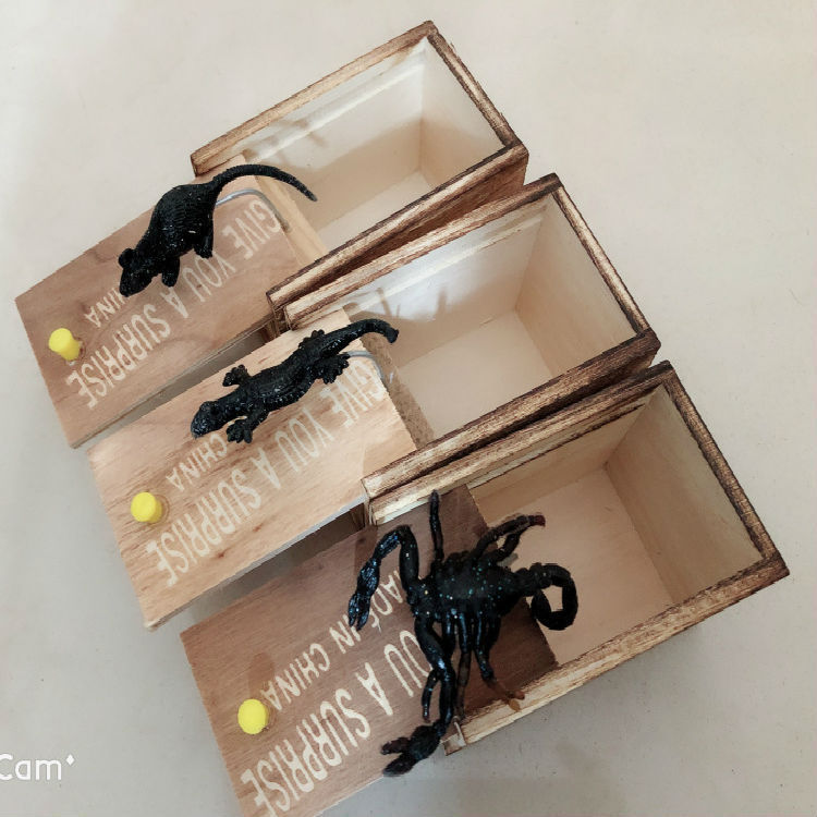 Prank Spider Wooden Scare Box Trick Play Joke Lifelike Surprise April Fools' Day Funny Novelty Toys Gags Practical Gifts 1146