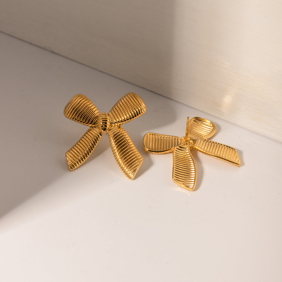 Caroline Gold Earrings d3588bf4 59a8 46fc 8f0f 114e0523ac14