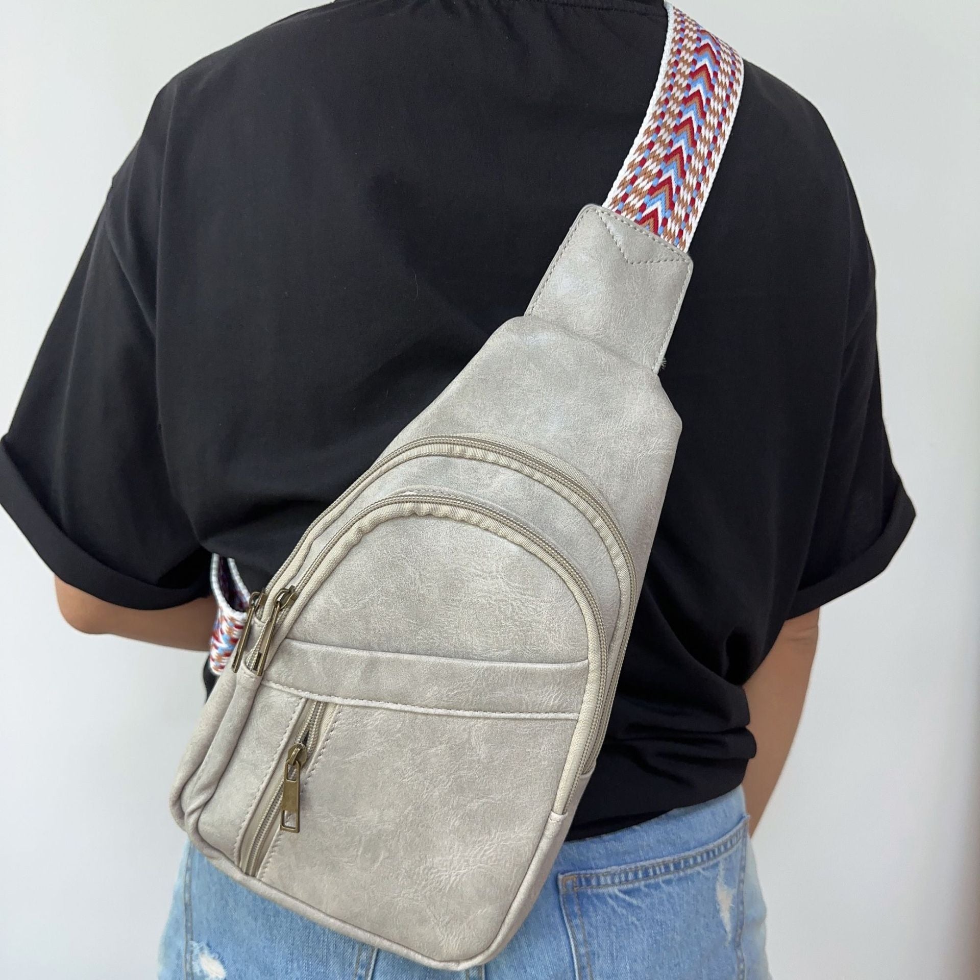 European And American Ladies Casual Fashion Retro Chest Bag 17fd5934 f53f 4128 bf0e 1f964fd9736c