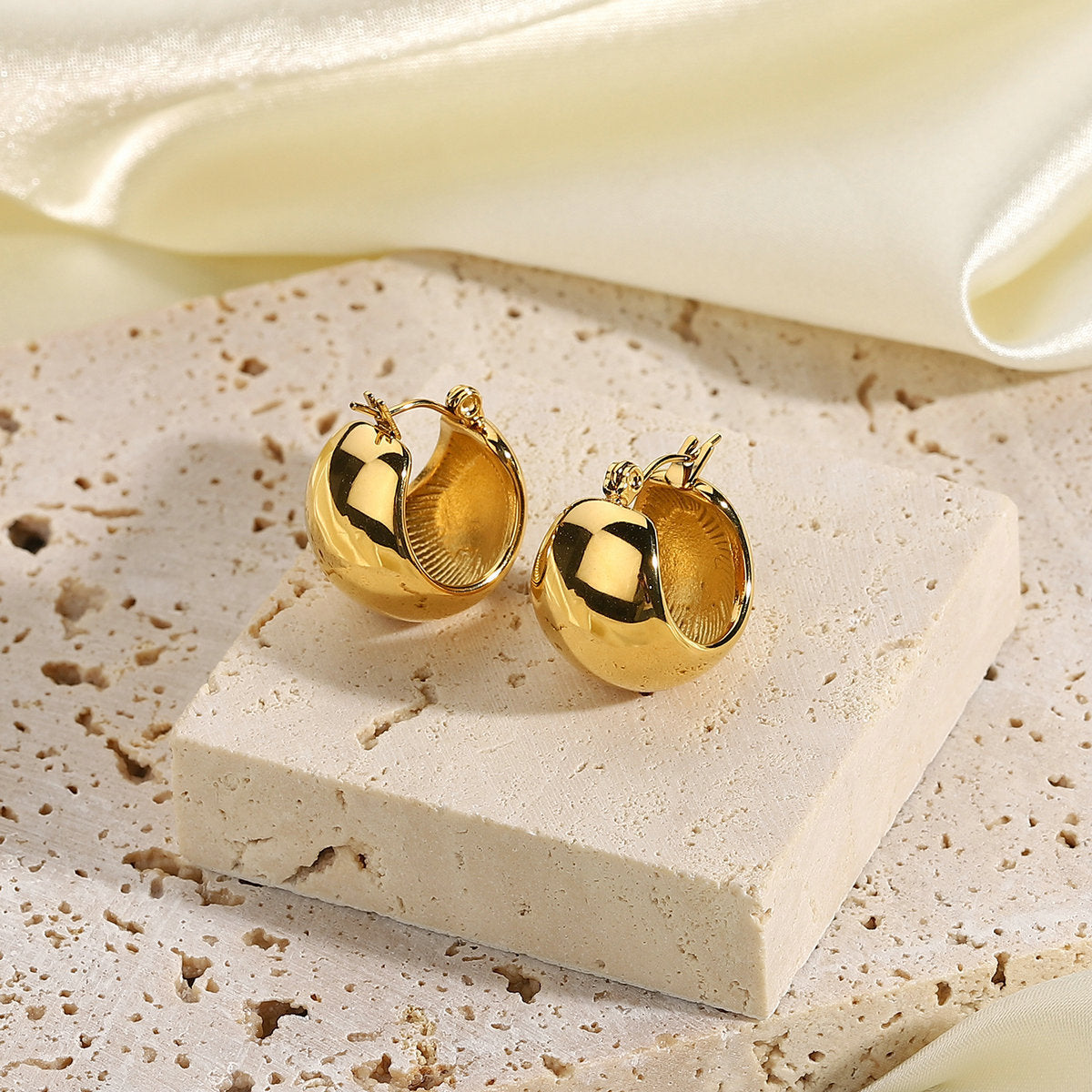 Metal Three-dimensional Spherical Earrings 1f83af46 a93d 49a8 b7df 5c9bca9b2e3a