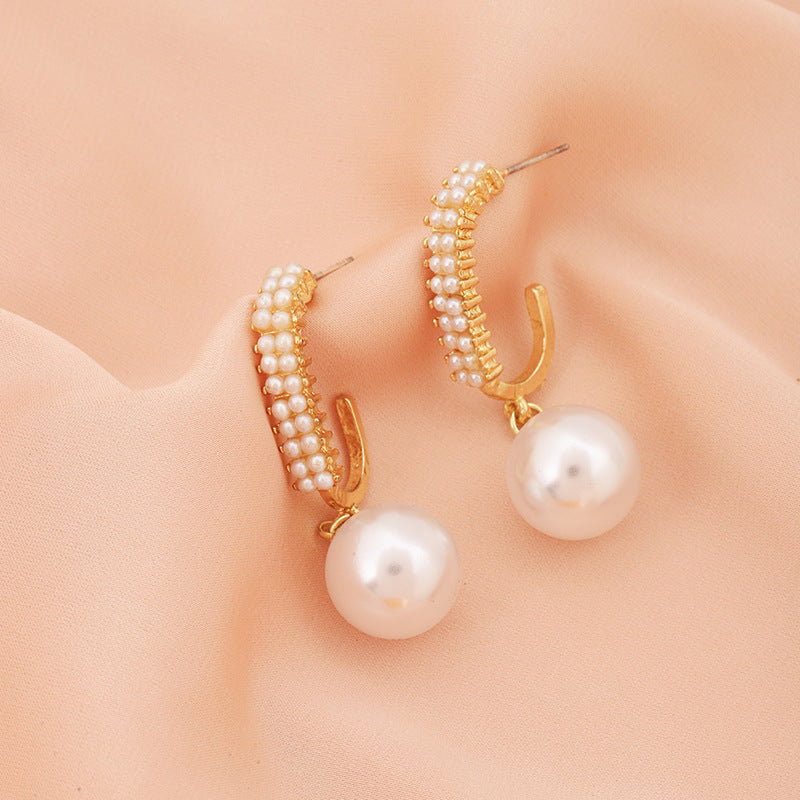 Women With A Light Luxury Design Earrings 23c8ab0e 01f2 4fcb b7b5 810d1a6bfe5e