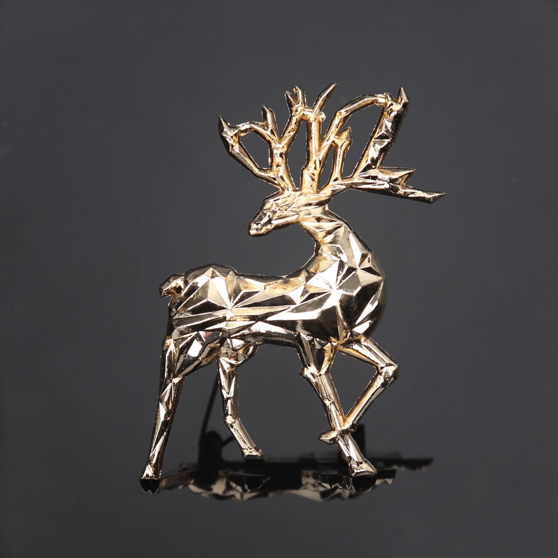 Three-dimensional Fawn Brooch Gold Christmas 25604094 1f96 45d7 bbb3 0c144b2e394f