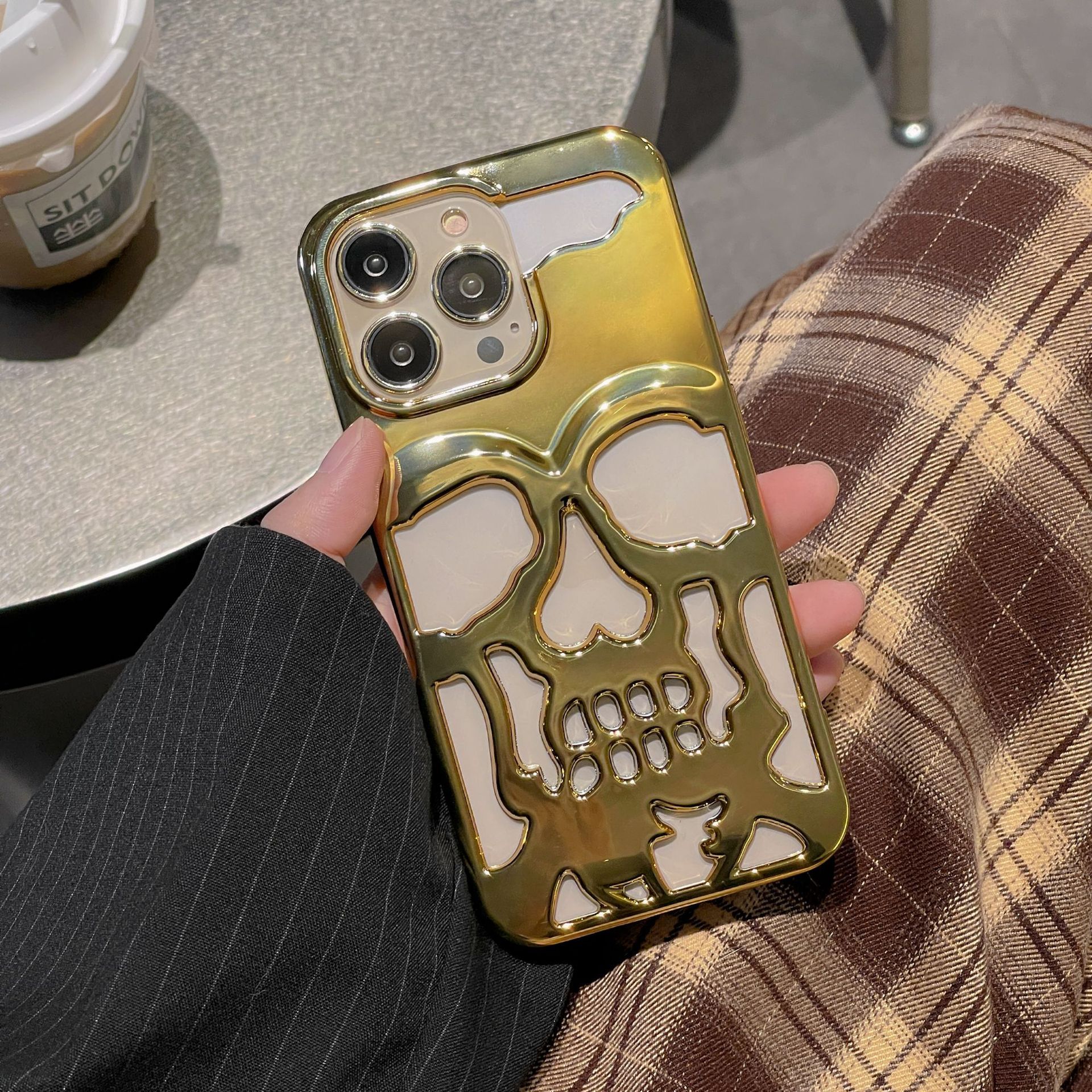 Luxury Plating 3D Skull Phone Case For I-Phone 14 Pro Max 13 12 11 Plus Breathable Glossy Hollow Out Gold Metallic Paint 26cf