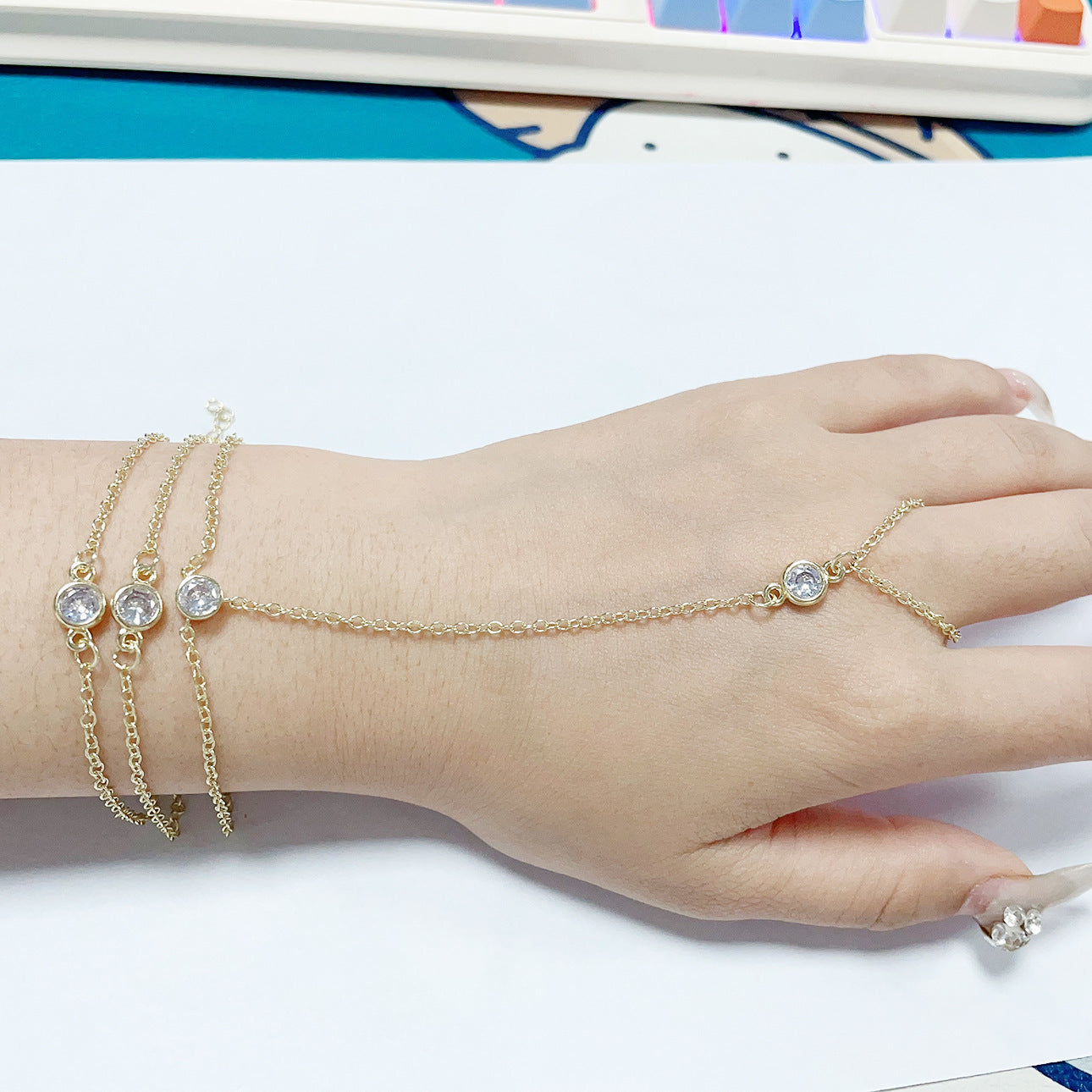 Round Zircon Finger Chain With Three Layers 3b091366 6dba 4479 b392 37cdbe1e8d3c