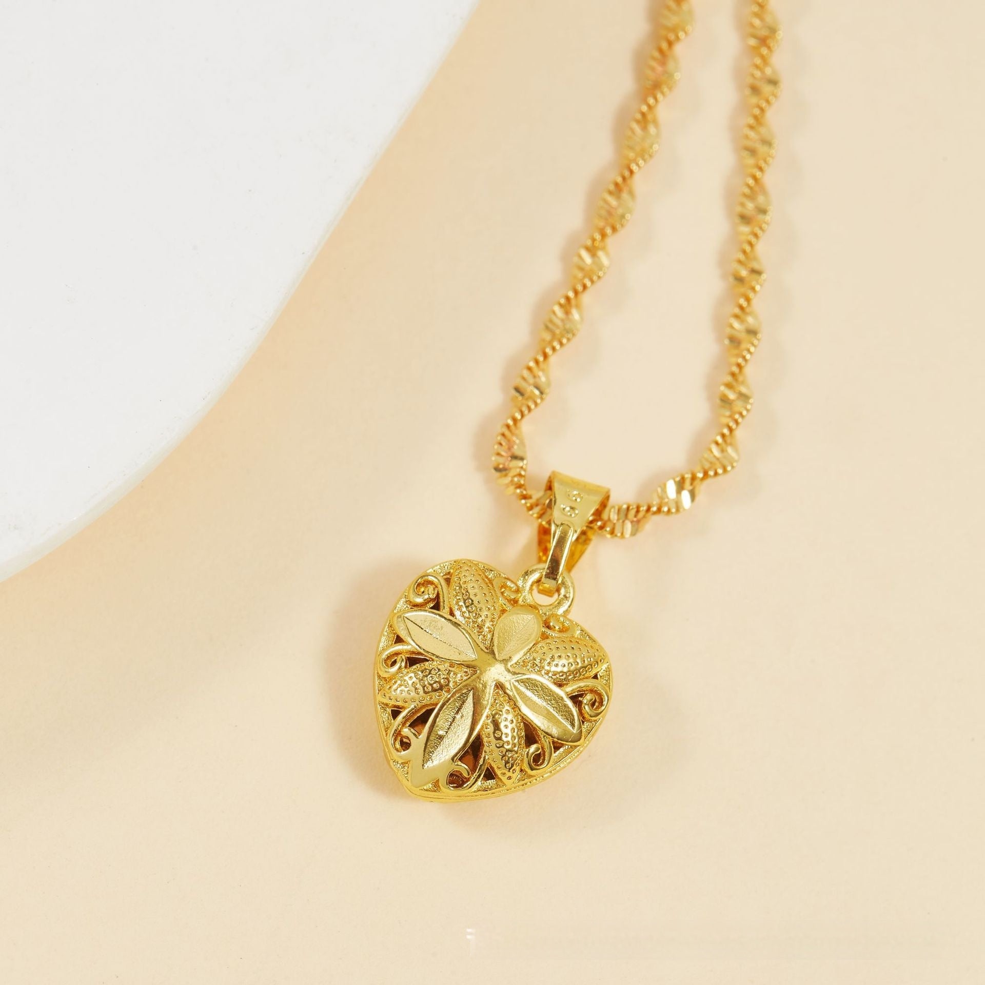 Heart-shaped Necklace Ethnic Style Hollow Chicken Hearts Gold Plated 48cb1df7 674b 4bf0 b8c2 550ddd037d68 fine