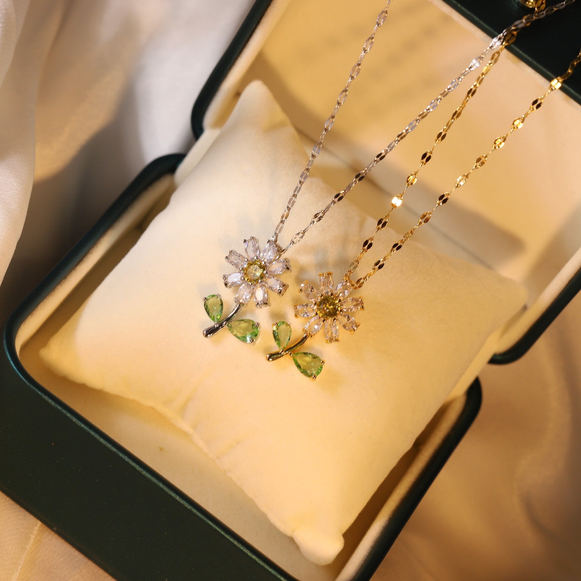 Zircon Sunflower Shape Pendant Jewelry Ornament 4af2e716 f851 4b91 8218 e4be7d75dbca