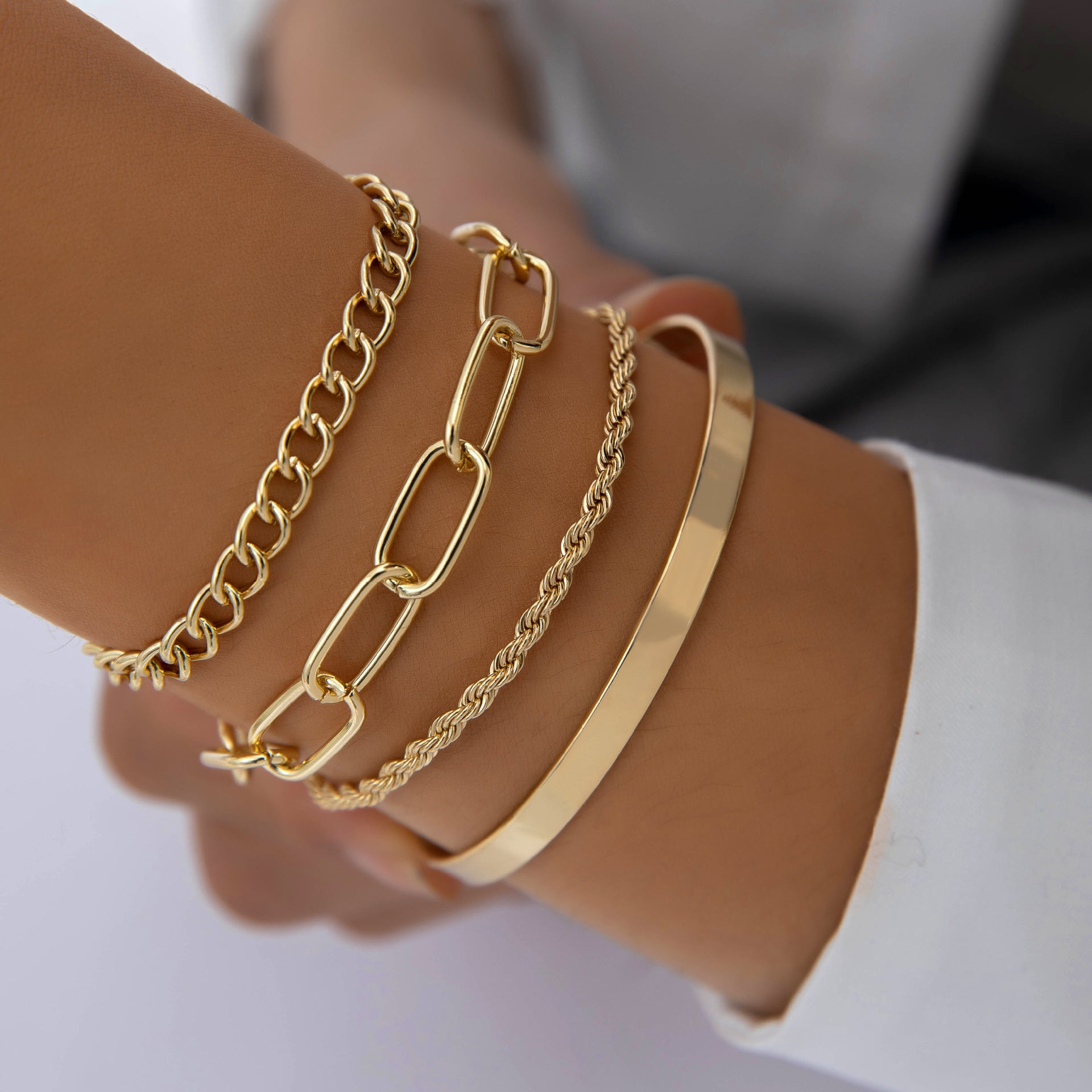 Exaggerated And Minimalist Gold Thick Chain Bracelet Set Of Four Pieces 5cfb6143 5384 4c79 b691 94e6ea1e7a87 dd69af2e 85e6 4f