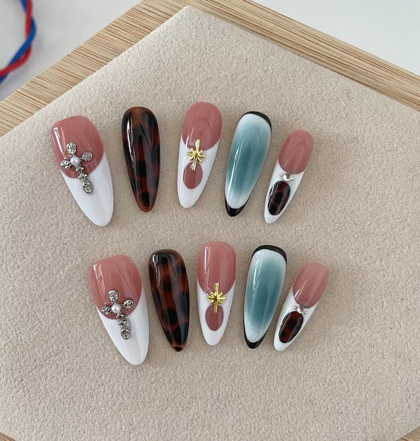 Autumn And Winter Blooming Hand-painted Maillard White Elegant High-end Long Handmade Wear Manicure 684439e7 9eb1 4df7 8127 3