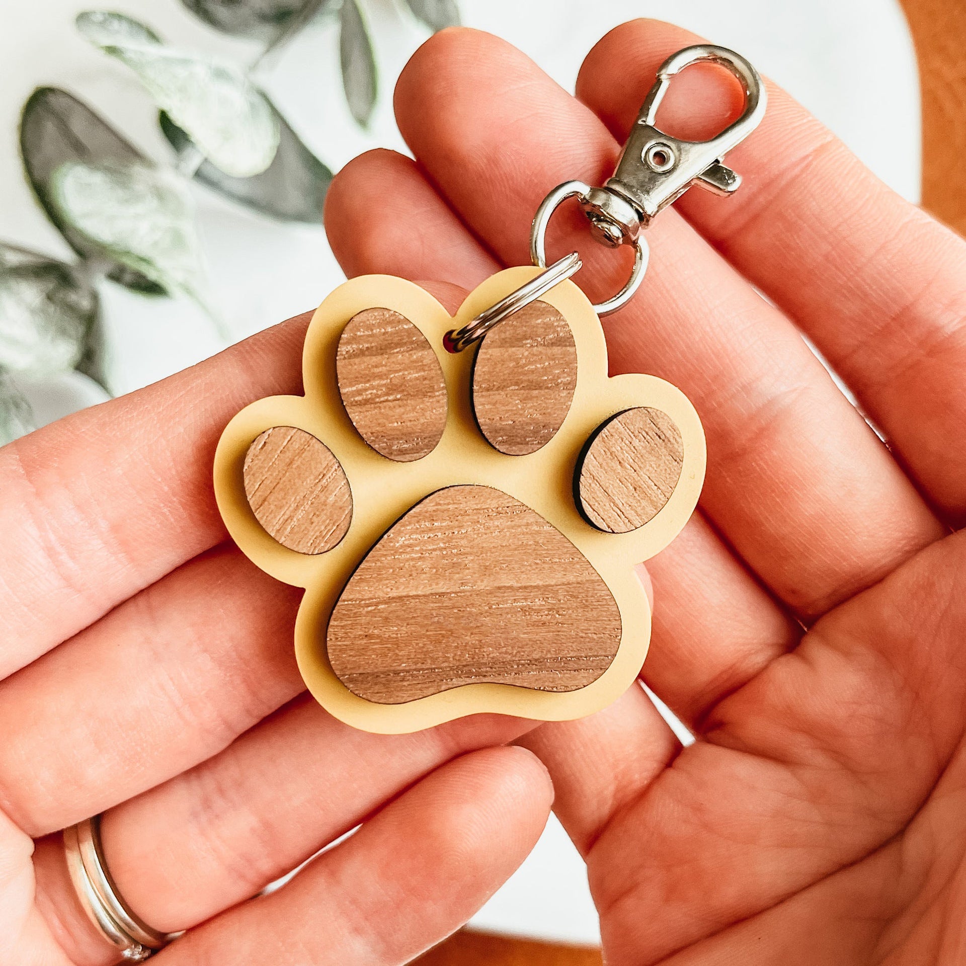 Creative Wooden Paw Print Keychain Pendant 7ebc9740 9e66 4485 aa06 f32bb577e1d7