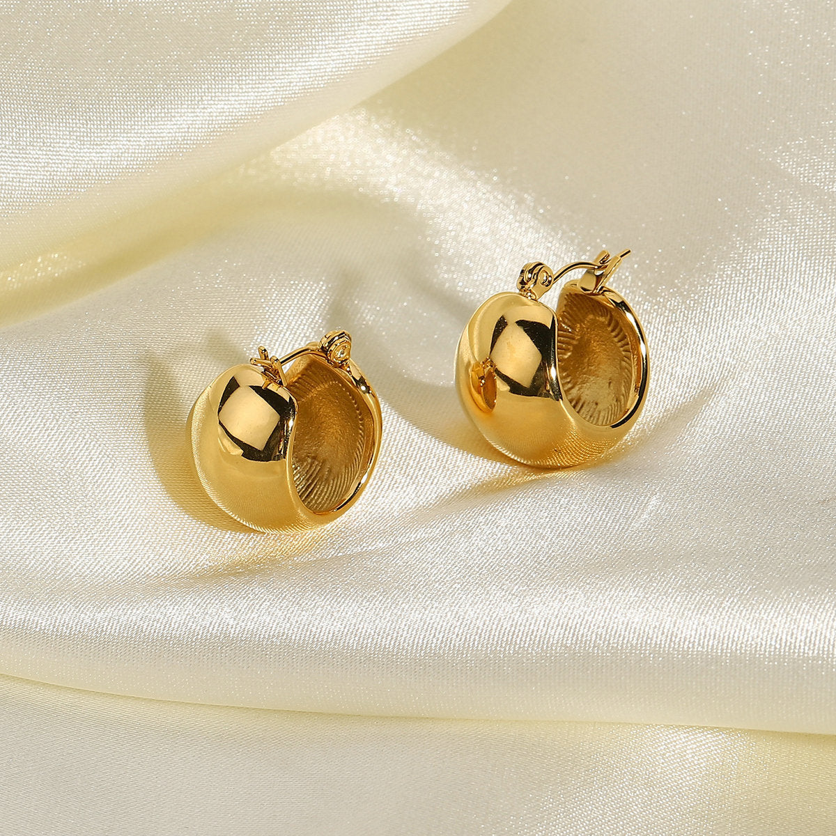 Metal Three-dimensional Spherical Earrings 8e247c5c fde1 45cb 85ee 5a1353308623