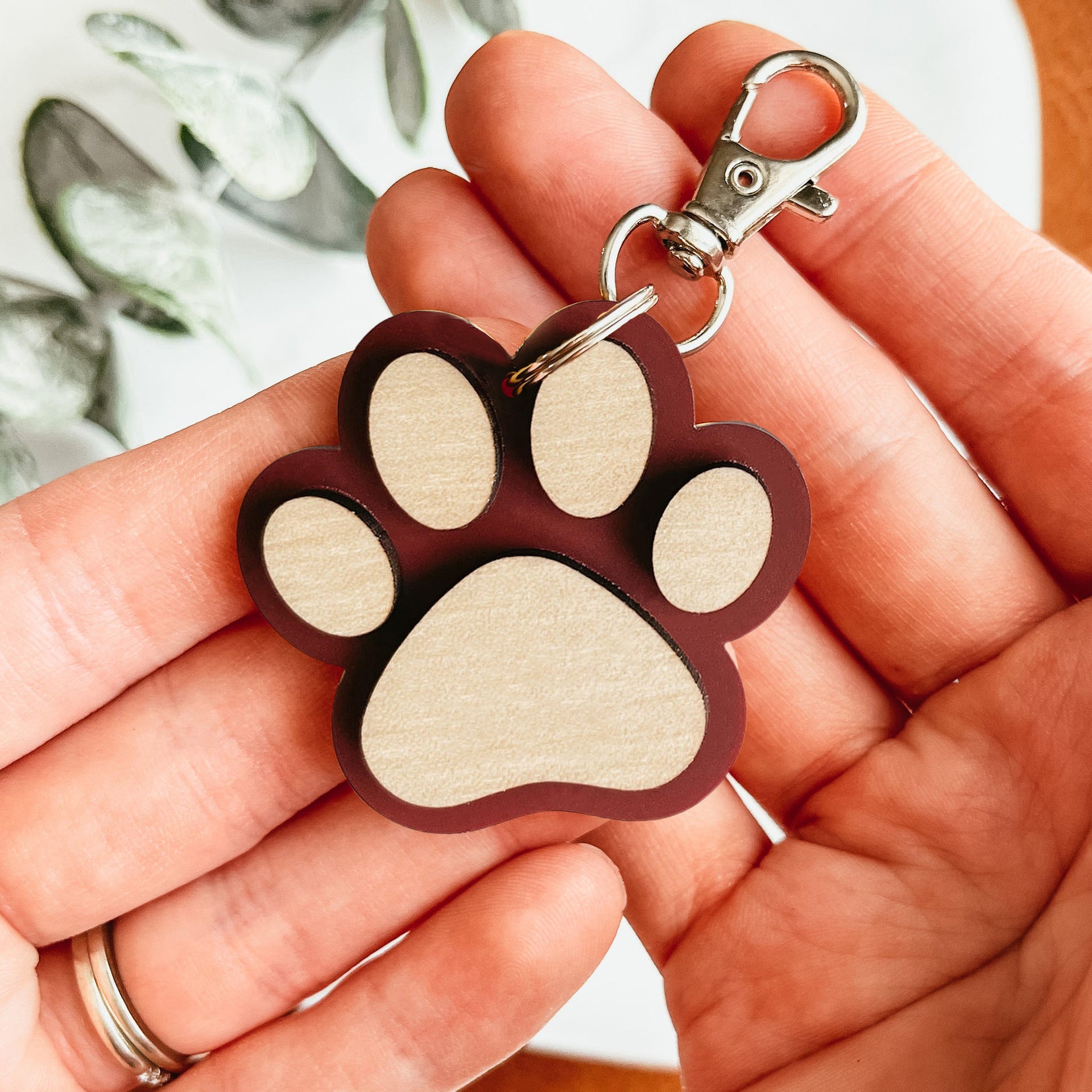 Creative Wooden Paw Print Keychain Pendant 9f9bea5d fd98 4973 8f90 5fe761678caa