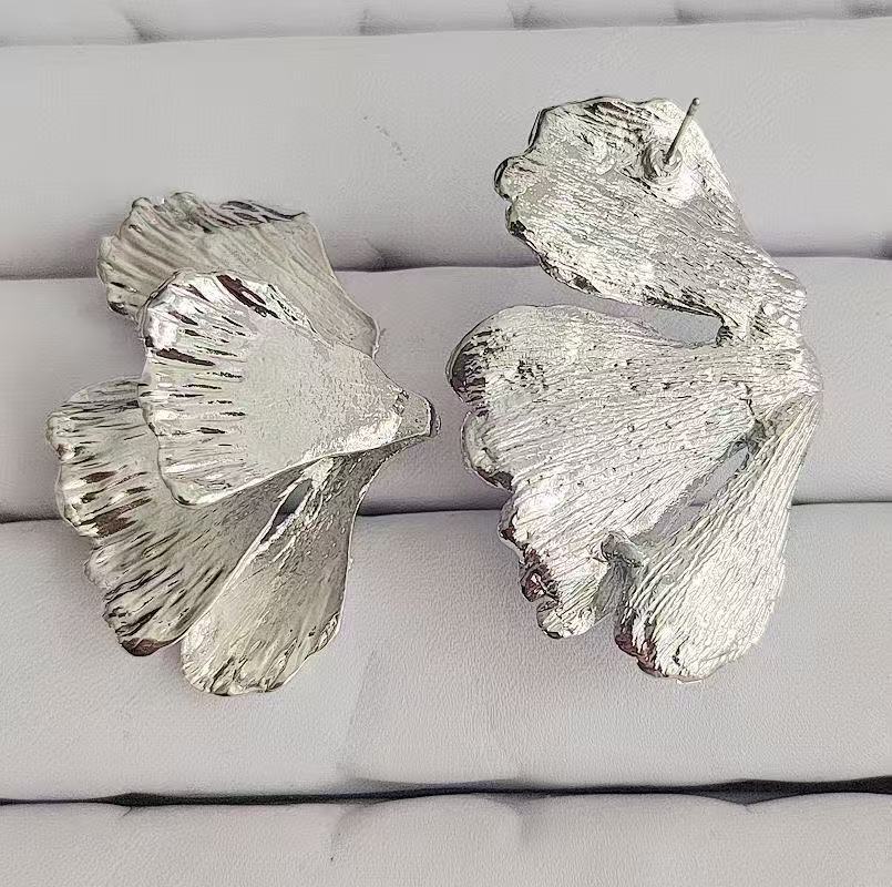 Fashion Personality New Metal Flower Earrings For Women O1CN01QtbxAt1biarwo88Bb  2216858653499 0 cib