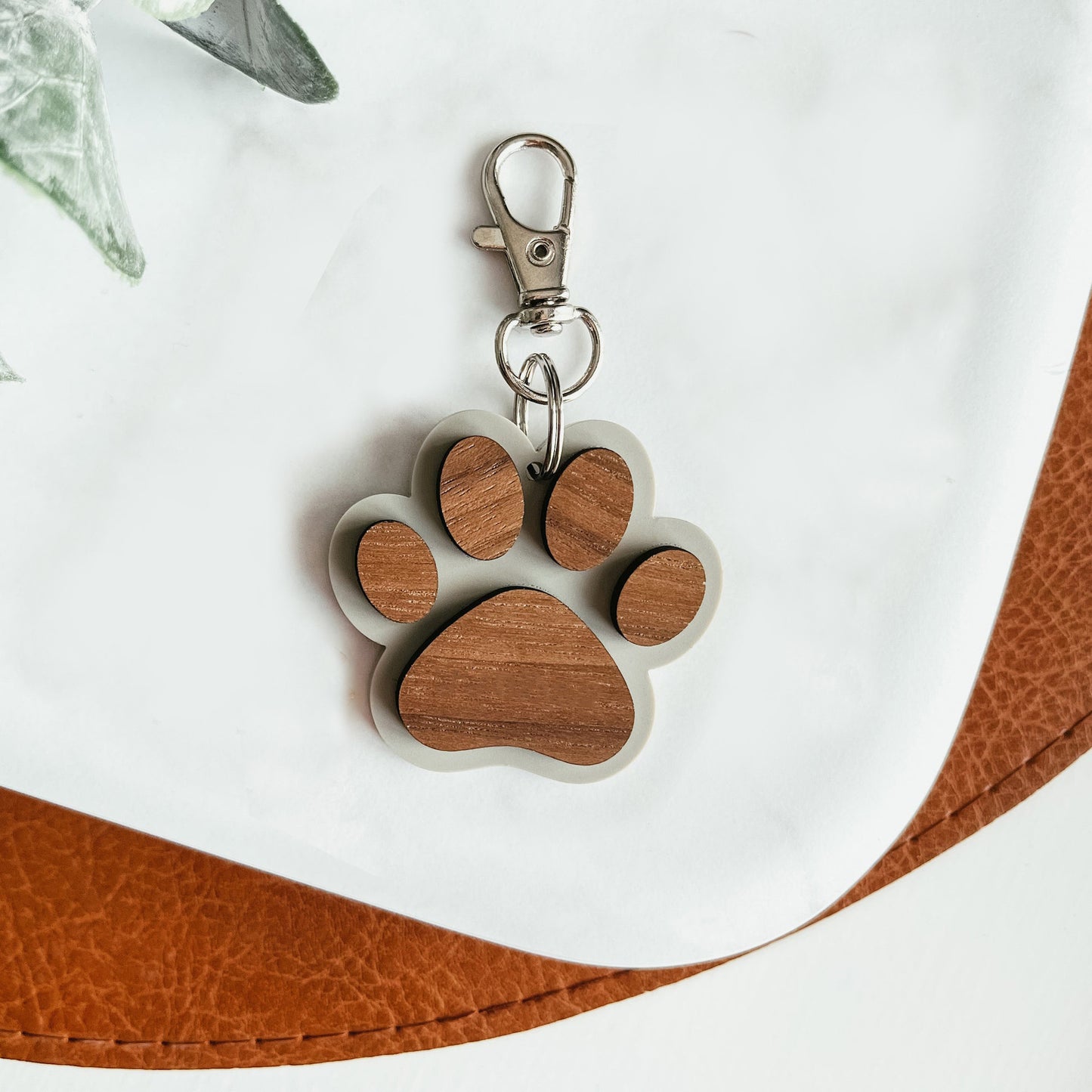 Creative Wooden Paw Print Keychain Pendant ce9a35d2 343a 4620 9611 da1c040ea36a