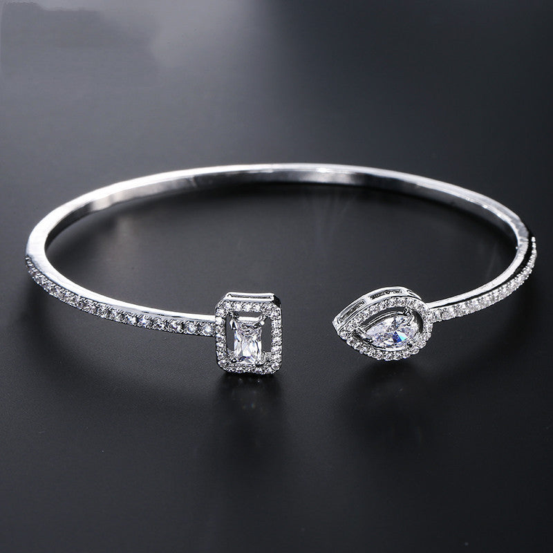 Simple And Exquisite Bracelet With Micro Inlaid AAA Zircon d8329f4e f3f0 4109 9c7e fb702da4f4da