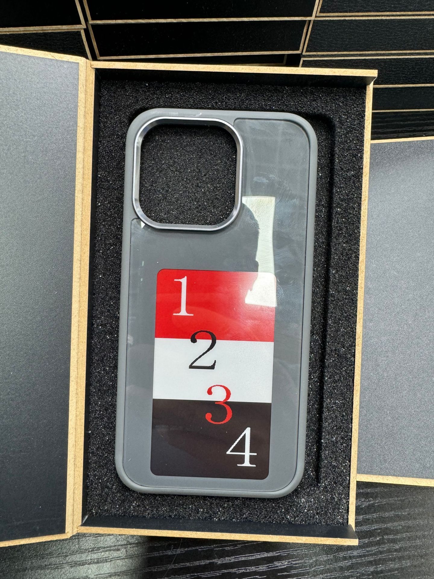 E-ink Screen Phone Case Unlimited Screen Projection Personalized Phone Cover Battery Free New Designer Luxury Phone Case e5b1