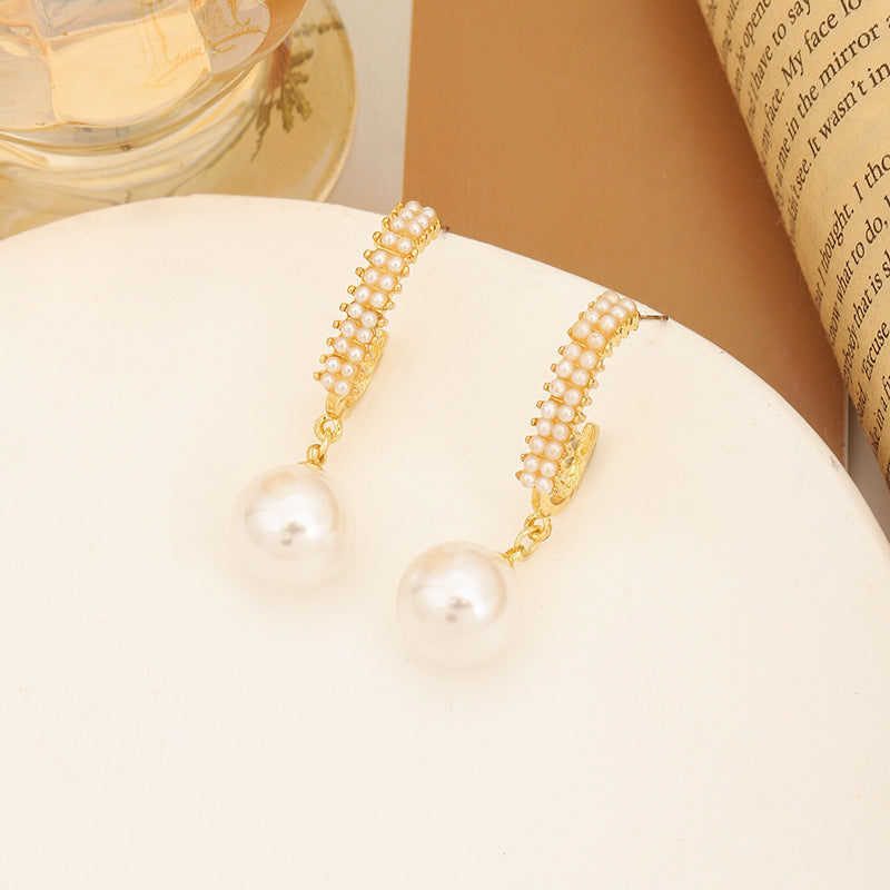 Women With A Light Luxury Design Earrings f5790d7a 2ece 44f9 bf81 739d69947a77