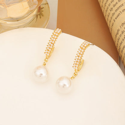 Women With A Light Luxury Design Earrings f5790d7a 2ece 44f9 bf81 739d69947a77